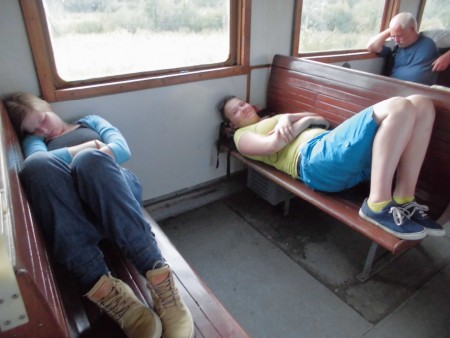 Na een dag wandelen door de bergen slapen in de trein.